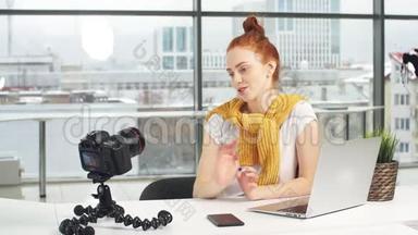 漂亮的女孩在办公室用<strong>相机录制</strong>视频。 时尚博客概念。